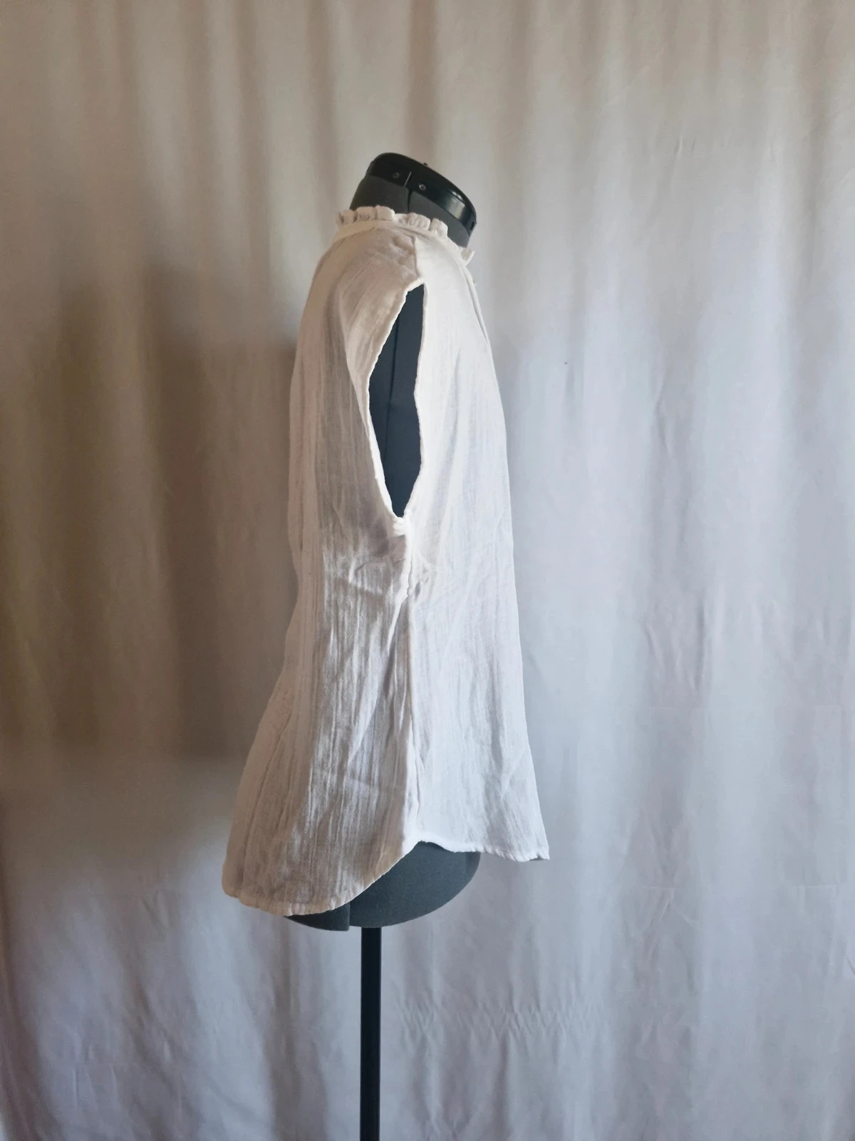 Blusa H&M mujer XS blanca con volantes en el cuello mangas cortas – photo 3